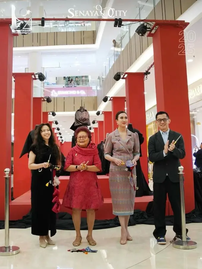 Menpar Widi Wardhana Resmikan Pameran Gaya Archive, Koleksi Serba Hitam Desainer Indonesia Jadi Sorotan