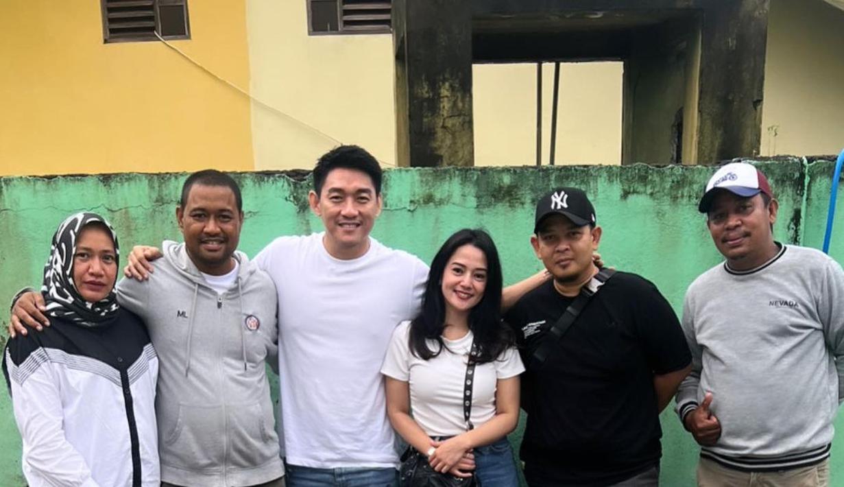 Tak sendiri, Ifan Seventeen juga ditemani istri dan keluarga serta manajernya mendatangi pemakaman Herman. (Foto: Instagram/@ifanseventeen)