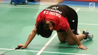 Tunggal Putri Indonesia, Gregoria Mariska Tunjung terjatuh saat melawan Tai Tzu Ying (Taiwan) di Babak Kedua Indonesia Open 2017 di JCC Plenary Hall, Jakarta, Kamis (15/6). Gregoria kalah 13-21, 16-21. (Liputan6.com/Helmi Fithriansyah)