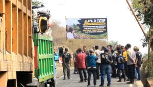 Makam Warga Jadi Rawa Limbah, Akses TPA Cikundul Diblokir