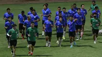 Para pemain Timnas Indonesia berlari bersama mengelilingi lapangan sebelum sesi latihan di Lapangan B Senayan, Jakarta, Selasa (9/11/2021).(Bola.com/M Iqbal Ichsan)