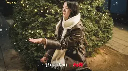 Still cut yang baru dirilis menampilkan Im Sol, yang telah kembali ke usia 34 tahun. Im Sol melebarkan telapak tangannya untuk menangkap kepingan salju yang berjatuhan dengan mata kosong. (Foto: tvN via Soompi)