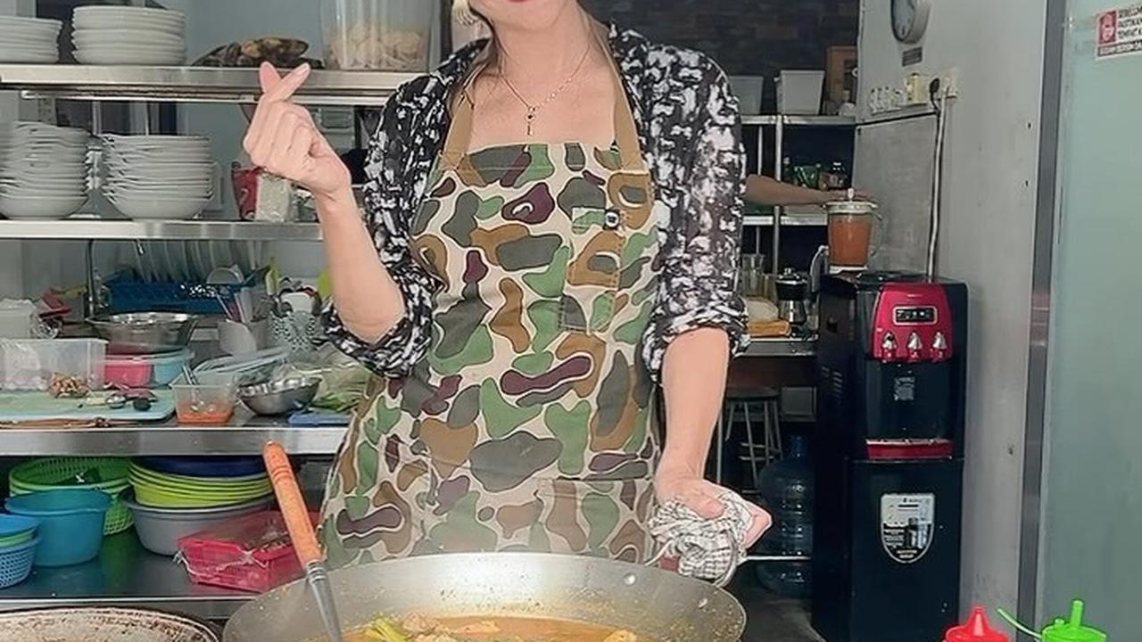 Bisnis Kuliner di Bali, Ini 7 Potret Tamara Bleszynski Turun Tangan Masak Sendiri