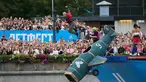 Seorang peserta melompat dari wahana terbang rakitannya saat festival olahraga Letfest di Muzeon Art Park, Moskow, Sabtu, 22 Agustus 2026. (Foto AP/Alexander Zemlianichenko)