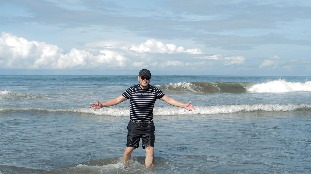 7 Potret Irish Bella Ajak Main Anak di Pantai, Tak Lupa Foto Bareng Suami Tercinta