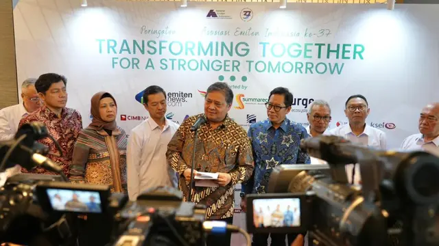 Menko Bidang Perekonomian Airlangga Hartarto saat menyampaikan keynote speech saat Perayaan Hari Ulang Tahun Asosiasi Emiten Indonesia ke-37, Jumat (12/12/2025). (Foto: laman ekon.go.id)