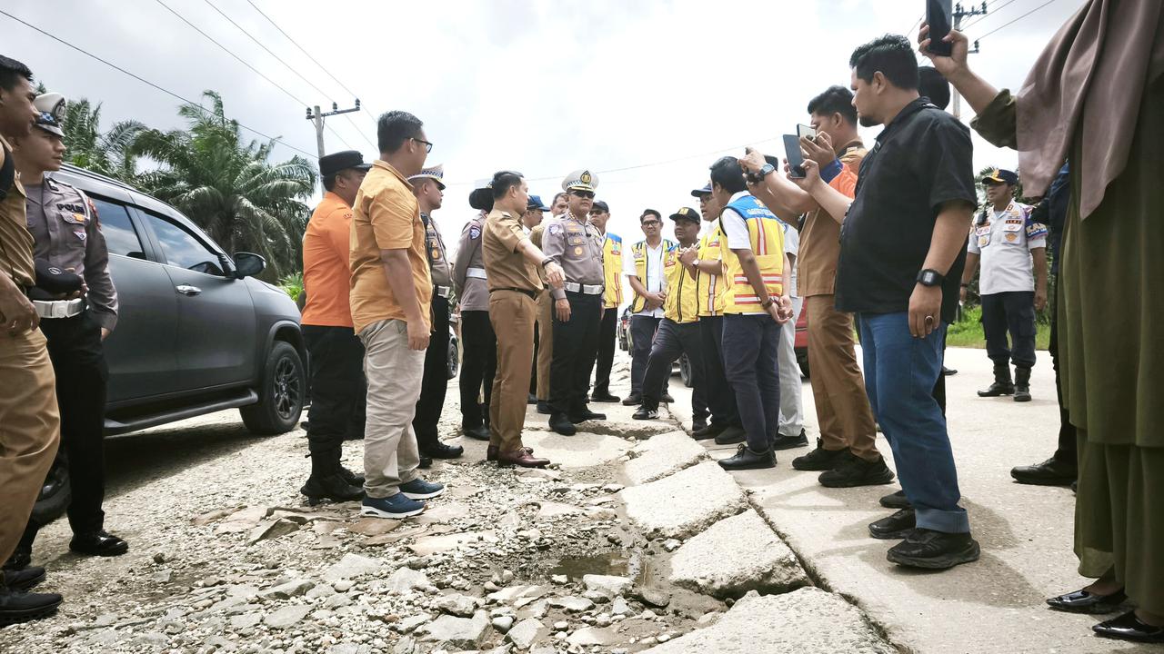 Hati-Hati Pemudik, Dua Titik Jalur Mudik di Pelalawan Ini Banyak Lubang dan Terbelah Akibat Banjir