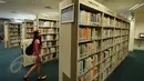 Untuk menambah wawasan tentang dunia olahraga, sebuah perpustakaan ‘Sport Library’ disediakan di areal National Stadium Singapura. Puluhan rak buku berderet sesuai klasifikasinya, Senin (1/6/2015). (Liputan6.com/Helmi Fithriansyah)