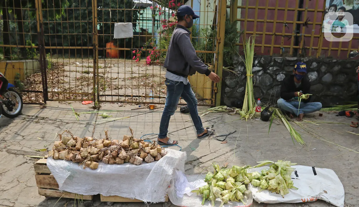 Pedagang menjajakan kulit ketupat dan ketupat siap hidang di kawasan Cibubur, Jakarta, Rabu (30/7/2020). Pedagang musiman menjelang Idul Adha tersebut menjual kulit ketupat dengan harga Rp 10 ribu, sedangkan ketupat yang siap untuk dihidangkan seharga Rp 30 ribu. (Liputan6.com/Herman Zakharia)