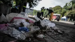 Sampah yang ditinggalkan para suporter setelah laga Final Piala Presiden 2018 di area Stadion Utama Gelora Bung Karno (SUGBK), Minggu (18/2). Sampah yang ditinggalkan berserakan membuat kondisi sekitar GBK terlihat kotor. (Liputan6.com/Faizal Fanani)