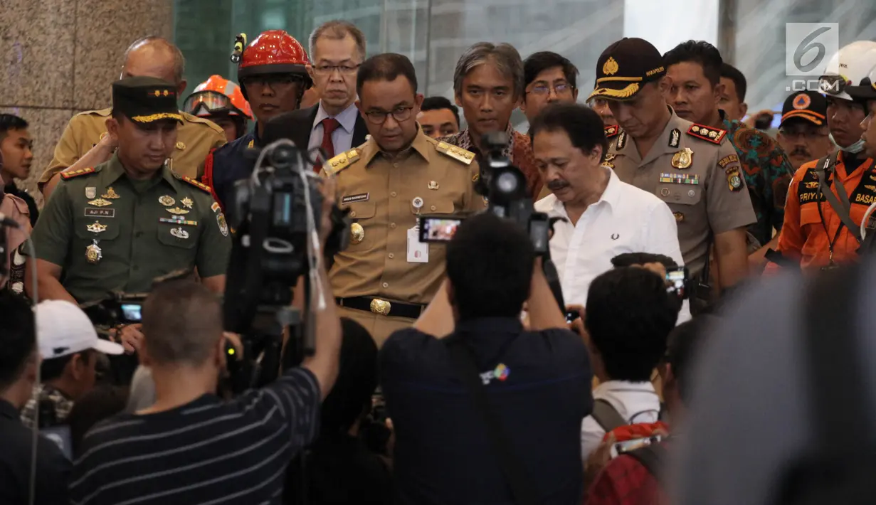 Gubernur DKI Jakarta Anies Baswedan memberi keterangan pers saat meninjau Gedung Bursa Efek Indonesia (BEI), Jakarta, Senin (15/1). Sebanyak 72 orang jadi korban dalam insiden tersebut. (Liputan6.com/Arya Manggala)