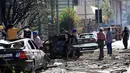 Warga dan petugas saat memeriksa kerusakan yang terjadi di Bank Blom pasca ledakan di Beirut, Lebanon (13/6).Bom tersebut menghancurkan gedung, fasilitas dan kendaraan yang terparkir dekat gedung. (REUTERS/Jamal Saidi)