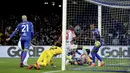 Pemain Napoli, Victor Osimhen, mencetak gol ke gawang remonese pada laga Liga Italia di Stadion Diego Armando Maradona, Minggu (12/2/2023). Napoli kini mendapati laju enam kemenangan beruntun di kompetisi tertinggi Italia. (Alessandro Garofalo/LaPresse via AP)