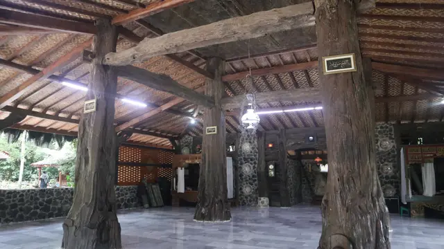 Masjid kayu Alif Baa 12