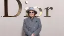 Johnny Depp terlihat menawan dengan double breasted abu-abu yang lapisi kemeja katun kotak-kotak. Lengkapi busananya, aktor senior itu kenakan celana jeans, topi lebar, dan pantofel yang estetik [Dior]