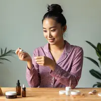 Ilustrasi perempuan mengecek tanda oksidasi skincare. Foto: Ilustrasi AI/Depositphotos.com