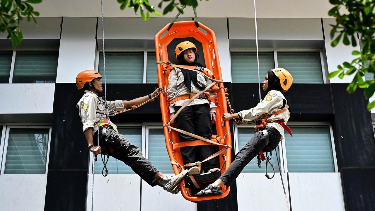 FOTO: Mahasiswa USK Latihan Penyelamatan Vertikal Hadapi Ancaman Gempa
