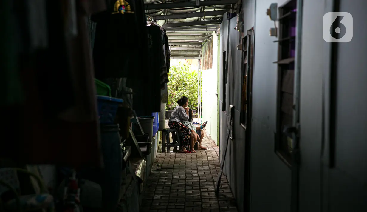 Aktivitas warga di kawasan Kampung Akuarium, Jakarta, Selasa (17/2/2021). Peningkatan jumlah penduduk miskin Indonesia karena penurunan pendapatan yang dialami oleh hampir seluruh lapisan masyarakat akibat pandemi corona COVID-19. (Liputan6.com/Faizal Fanani)