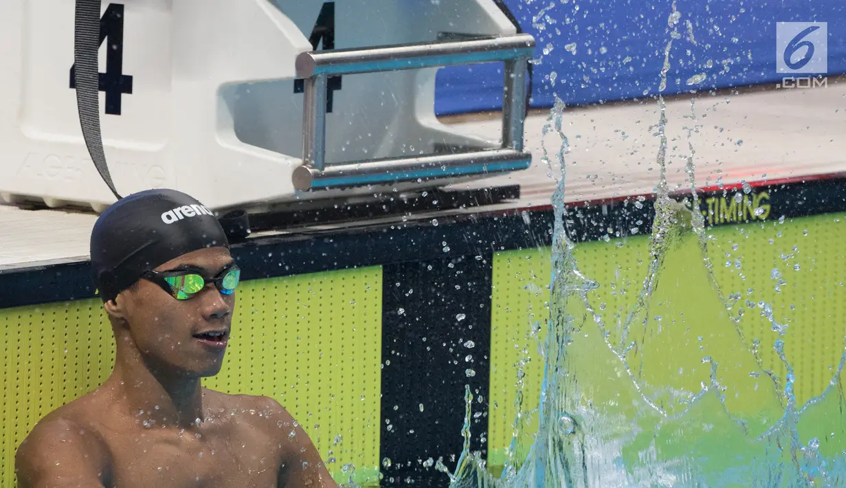 Perenang Indonesia, Jendi Pangabean selebrasi usai menjadi yang tercepat pada Asian Para Games cabang renang nomor 100 meter gaya punggung S9 di Stadion Aquatic, Jakarta, Kamis (11/10). (Bola.com/Vitalis Yogi Trisna)