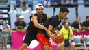 Bintang tenis Novak Djokovic (kanan) duel dengan Grigor Dimitrov dalam pertandingan persahabatan bola basket jelang Adria Tour di Zadar, Kroasia, Kamis (18/6/2020). Djokovic menggelar Adria Tour untuk mempromosikan olahraga hingga penggalangan dana. (Xinhua/Pixsell/Marko Dimic)