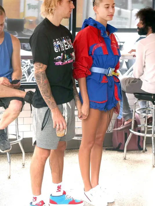 Saat makan siang di New York, Hailey nampak chic dengan jaket berwarna merah biru. Sementara Justin terlihat casual. (Mega/USWeekly)