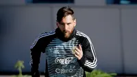 Lionel Messi melakukan pemanasan pada sesi latihan bersama timnas Argentina di Buenos Aires, Rabu (23/5). Argentina mempersiapkan diri menghadapi pertandingan persahabatan melawan Haiti pada 29 Mei menjelang Piala Dunia 2018. (AP/Victor R. Caivano)