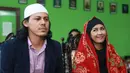 Keduanya meresmikan hubungannya dihadapan penghulu, dari kantor KUA, Lebak Bulus, Jakarta Selatan. Keceriaan pasangan ini sangat terlihat. Baik sebelum nikah maupun sesudahnya. (Adrian Putra/Bintang.com)