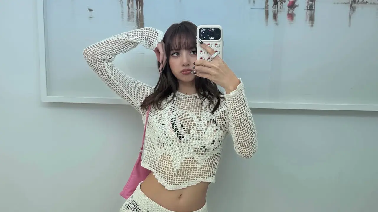 Sheer & Fearless! Lisa BLACKPINK Panaskan Coachella 2026 dengan Gaun Terawang Crochet yang Super Bold