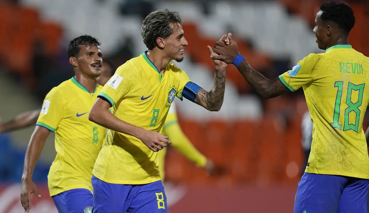 Pemain Brasil U-20, Marlon Gomes melakukan selebrasi setelah mencetak gol kelima ke gawang Dominika U-20 pada laga matchday kedua Grup D Piala Dunia U-20 2023 di Stadion Malvinas, Argentina, Kamis (25/05/2023) dini hari WIB. Brasil menang dengan skor 6-0. (AP Photo/Natacha Pisarenko)