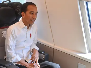 Presiden Indonesia Joko Widodo saat berada di dalam kereta cepat Jakarta-Bandung di Jakarta pada 13 September 2023. (Akbar Nugroho Gumay/Antara Foto/AFP)
