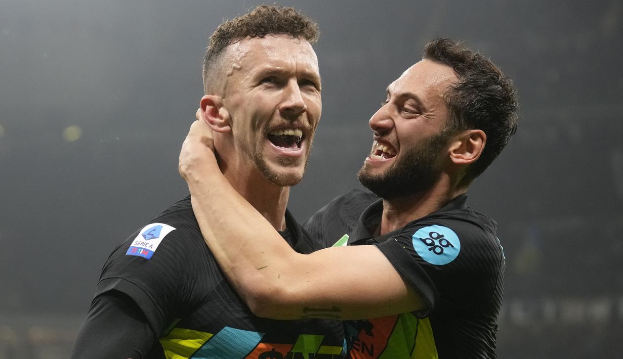 Jelang babak pertama usai, Inter berhasil membalikkan kedudukan lewat sundulan Perisic. (AP Photo/Antonio Calanni)
