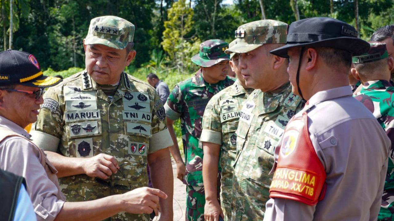 FOTO Presiden Prabowo  dan Kasad Maruli Tinjau Jembatan Darurat Pascagalodo di Sumatera Barat