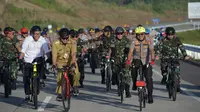 Kepala Korps Lalu Lintas Polri Irjen Pol Drs Istiono, M.H., melakukan survei ruas jalan tol Manado-Bitung.