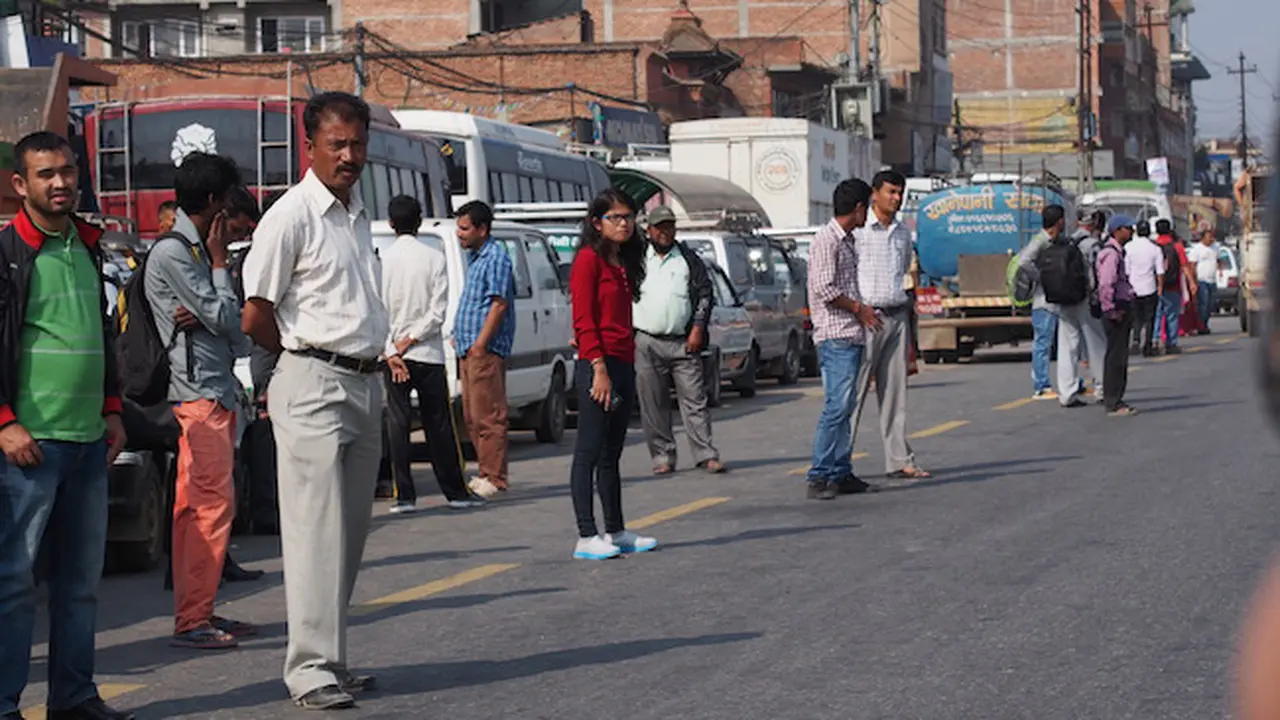 Nepal Krisis Bahan Bakar, Warga Ramai-ramai Jalan Kaki