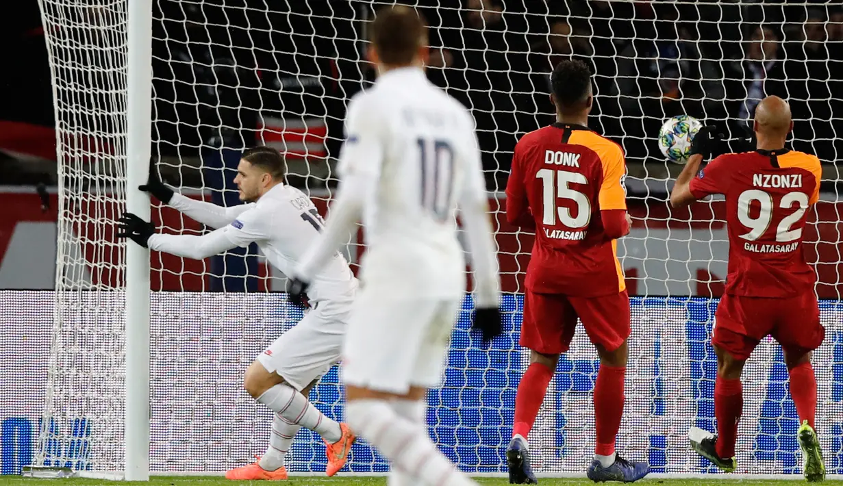 Pemain Paris Saint-Germain Mauro Icardi (kiri) merayakan setelah mencetak gol ke gawang Galatasaray pada pertandingan Grup A Liga Champions di Stadion Parc des Princes, Paris, Prancis, Rabu (11/12/2019). PSG menang 5-0. (AP Photo/Christophe Ena)