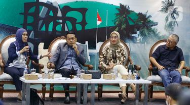 (Dari kiri) Anggota Komisi IV DPR F-PDIP Riezky Aprilia, Anggota Komisi VI DPR F-NasDem Rudi Hartono Bangun dan Wakil Ketua Komisi IV DPR RI F-PKB Anggia Erma Rini, menjawab pertanyaan dalam diskusi demokrasi dengan topik "Subsidi Minyak Goreng, Kinerja Badan Pengelola Dana Perkebunan Kelapa Sawit (BPDPKS) Dipertanyakan" di gedung DPR/MPR, Jakarta, Rabu (25/5/2022). (Liputan6.com/Angga Yuniar)