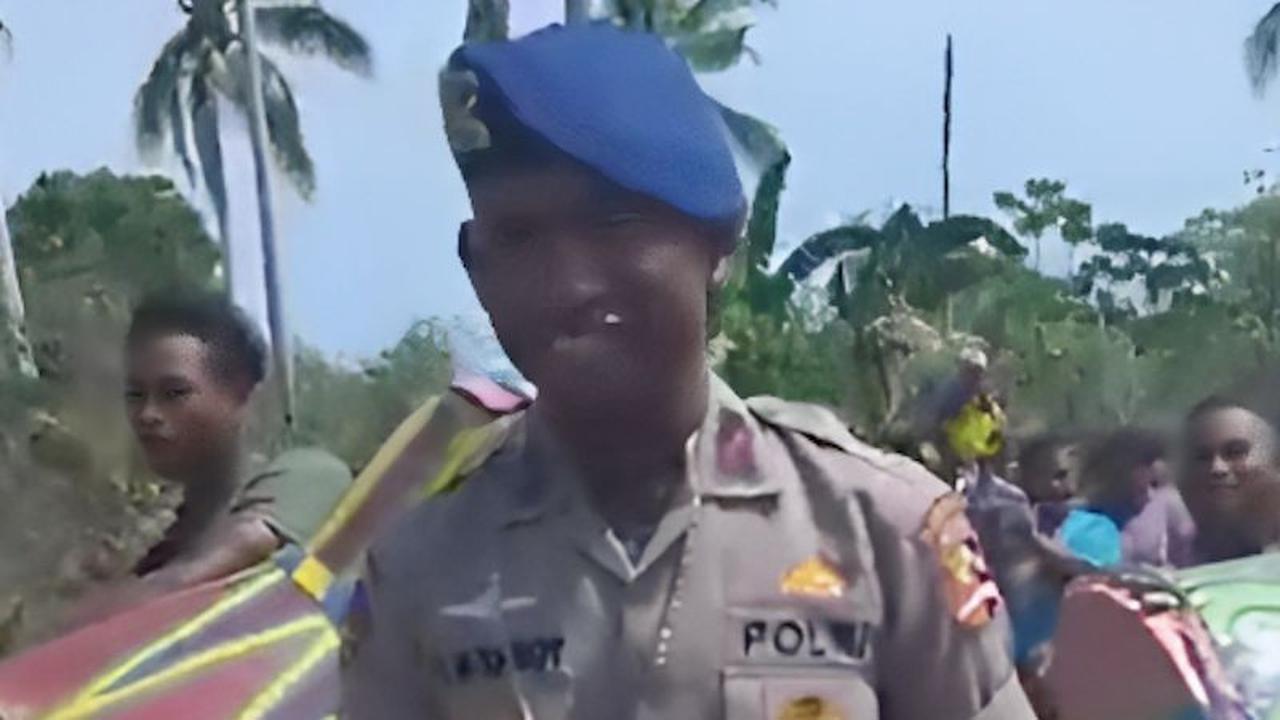 Jadi Abdi Negara Pertama dari Kampungnya, Anggota Polisi ini Pulang Kampung Dijemput Orang Sekampung