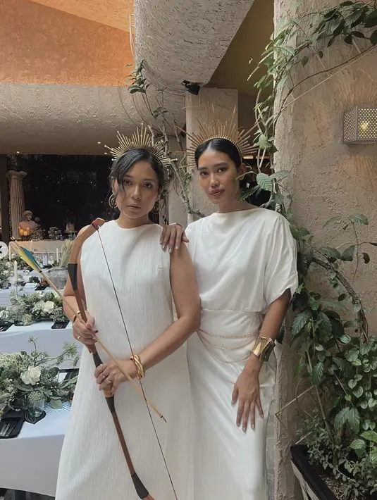 Ayla Dimitri dan Alika juga tampak kenakan dresscode. Dengan gaun beraksep lipat, keduanya tampil begitu memukau. [Foto: Instagram/ Ayla Dimitri]