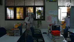 Petugas PMI menyemprotkan cairan disinfektan di Lingkungan SMP Negeri 139 Jakarta, Selasa (9/6/2020). Penyemprotan untuk mencegah penyebaran virus Corona di lingkungan sekolah itu sebagai persiapan memasuki tahun ajaran baru 2020/2021. (merdeka.com/Imam Buhori)