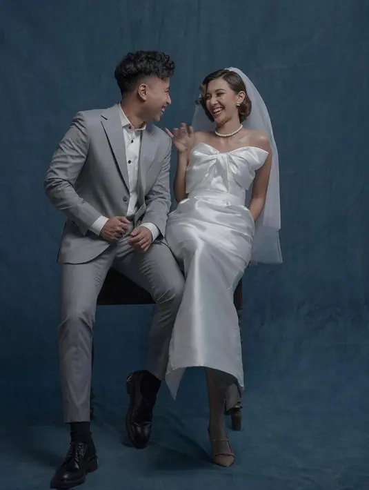 Gaun ini dilengakapi aksen pita besar di dadanya. Tak lupa ia juga menyematkan veil putih dikepalanya. (Instagram/willymulyadi27).