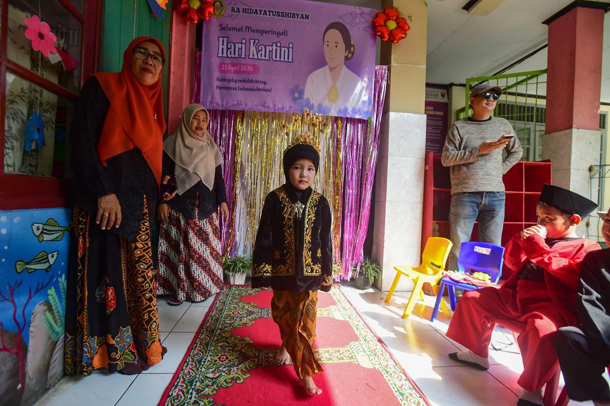 FOTO: Antusias Murid TK Tampil dalam Pergelaran Busana Tradisional Hari Kartini