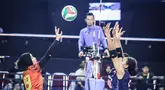 Pemain Petrokimia Gresik Pupuk Indonesia, Mediol Yoku mencoba menahan spike dari pemain TNI AU Electric pada Final Four Livoli Divisi Utama 2025 yang bertempat di GOR Ki Mageti, Magetan Rabu (15/10/2025).