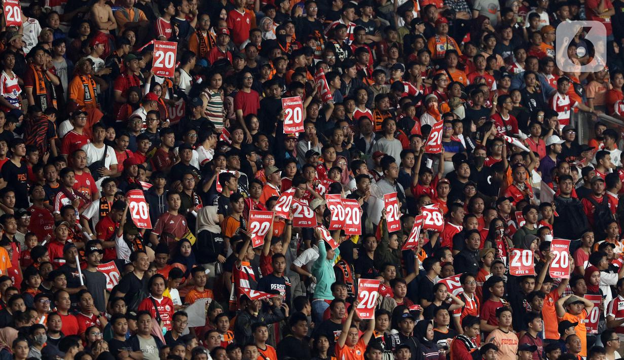 Suporter mengangkat nomor 20 saat menyaksikan laga perpisahan pemain Persija, Bambang Pamungkas pada Shopee Liga 1 Indonesia, SUGBK Jakarta, Selasa (17/12/2019). Laga melawan Persebaya menjadi pertandingan terakhir Bambang Pamungkas sebagai pesepakbola profesional. (Liputan6.com/Helmi Fithriansyah)