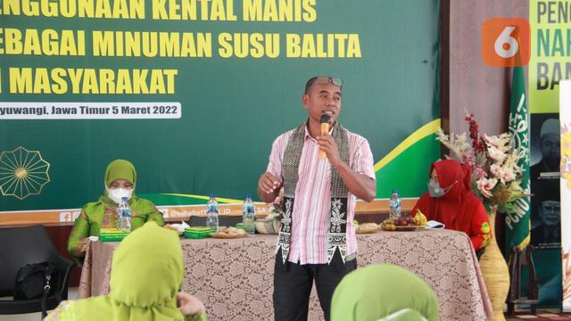 Ketua Harian YAICI Arif Hidayat  saat memberian materi tentang gizi di Kantor PC NU Banyuwangi. (Hermawan Arifianto/Liputan6.com)