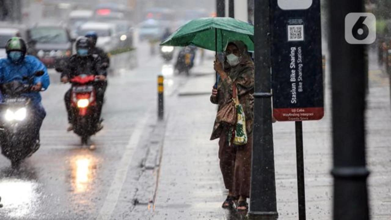 BMKG: Waspada Hujan Petir, Banjir Rob dan Gelombang Laut 4 Meter Hari Ini Kamis 20 November 2025