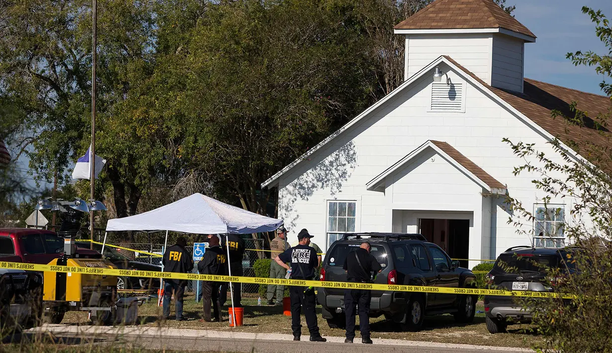 Petugas berjaga di lokasi penembakan massal di Gereja First Baptist, Texas, (5/11). Sekitar 50 orang saat itu menghadiri kebaktian, termasuk anak-anak, yang beberapa di antaranya masuk daftar korban tewas. (Nick Wagner/Austin American-Statesman via AP)