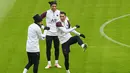 Pemain Paris Saint-Germain (PSG), Neymar, Angel Di Maria dan Kylian Mbappe, saat sesi latihan jelang laga perempat Liga Champions di Munich, Jerman, Rabu (7/4/2021). PSG akan berhadapan dengan Bayern Munchen. (AFP/Christof Stache)