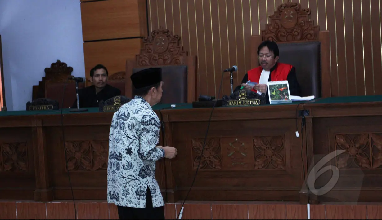 Mantan Dirjen Pajak Hadi Poernomo hadir tanpa pengacara dalam sidang praperadilan terhadap KPK di PN Jakarta Selatan, Senin (11/5/2015). Atas permintaan KPK, sidang praperadian Hadi Poernomo ditunda hingga 18 Mei mendatang. (Liputan6.com/Helmi Afandi)