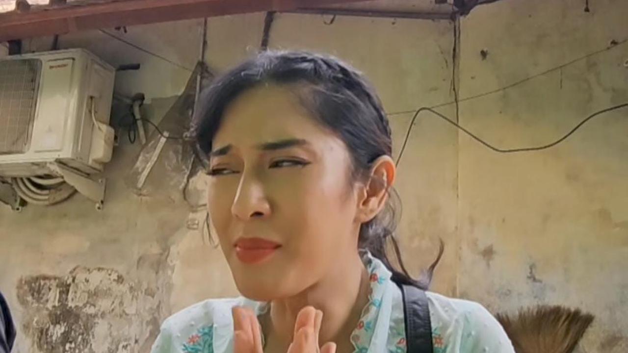Ekspresi Keenakan Dian Sastro Cantik Berkebaya Putih Santap Makanan Istimewa, Tebak Makan Apa?