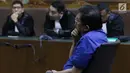 Terdakwa perintangan proses penyidikan KPK, Lucas saat menjalani sidang pembacaan putusan di Pengadilan Tipikor, Jakarta, Rabu (20/3). Lucas divonis bersalah dan dihukum 7 tahun penjara dan denda Rp 600 juta. (Liputan6.com/Helmi Fithriansyah)